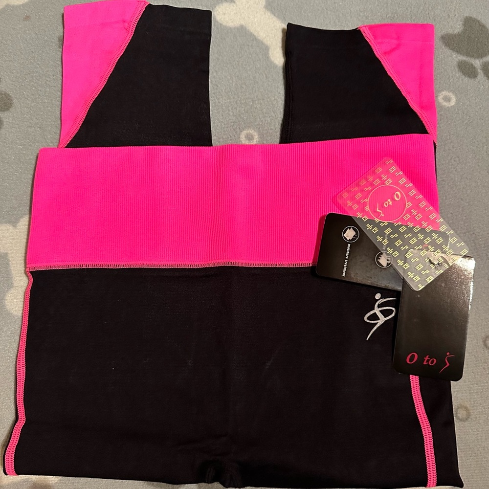 Capri Blk & Hot pink leggings, wide elastic waist
